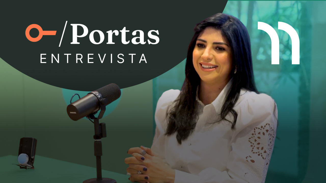 Ester, CEO da SH Prime, sorrindo durante entrevista no podcast Portas Abertas, com microfone à frente.