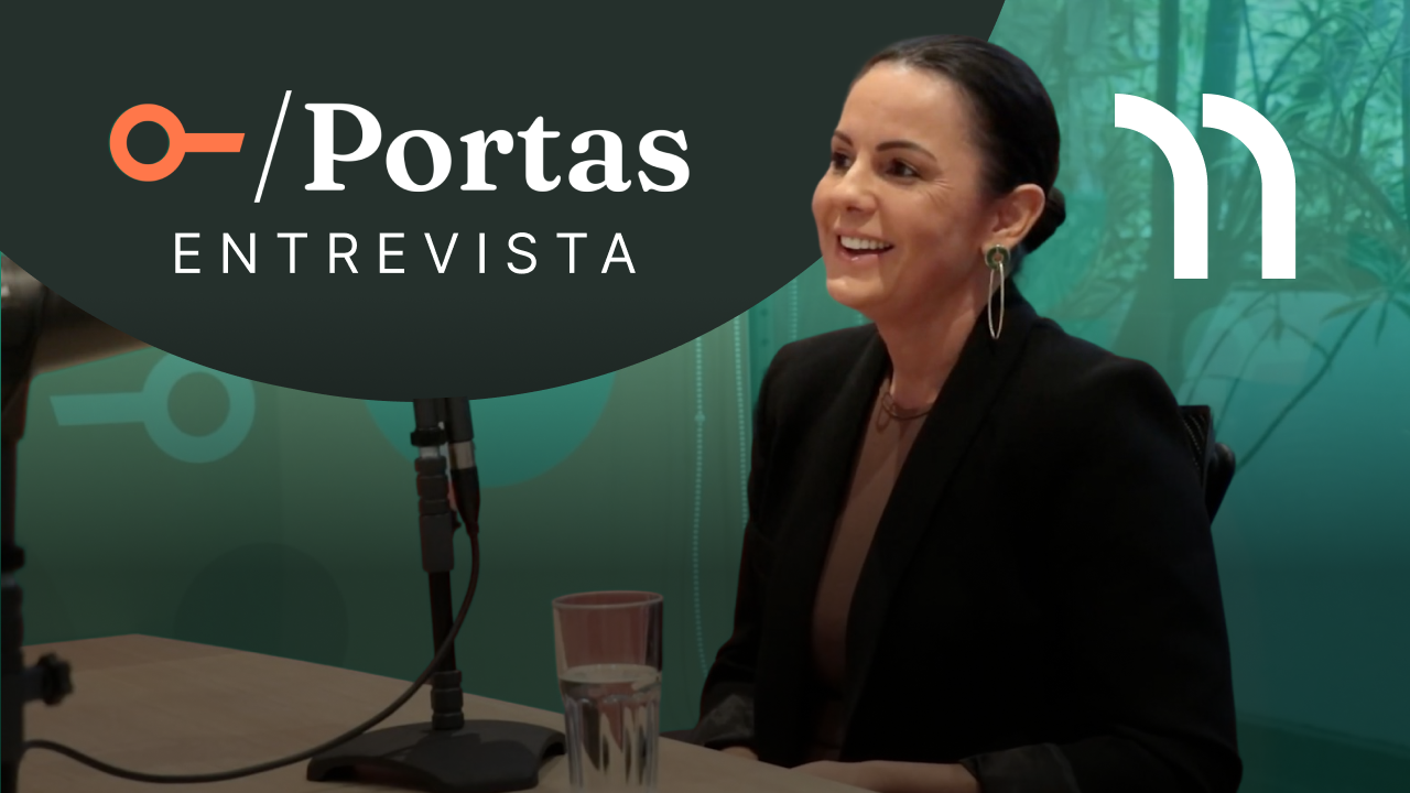 Catiuscia Ferla sorrindo durante o Portas Entrevista sobre gestão de aluguel e relacionamento com clientes na May Imóveis em Itajaí.