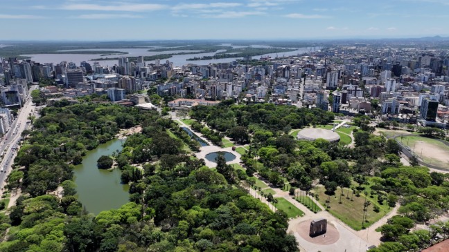 Vista aérea de Porto Alegre destacando bairros nobres como Moinhos de Vento e Bela Vista, onde os aluguéis subiram em 2025