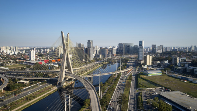 Vista aérea de São Paulo, onde aluguéis médios chegaram a R$ 5,6 mil em 2025 e bairros de luxo superaram R$ 24 mil