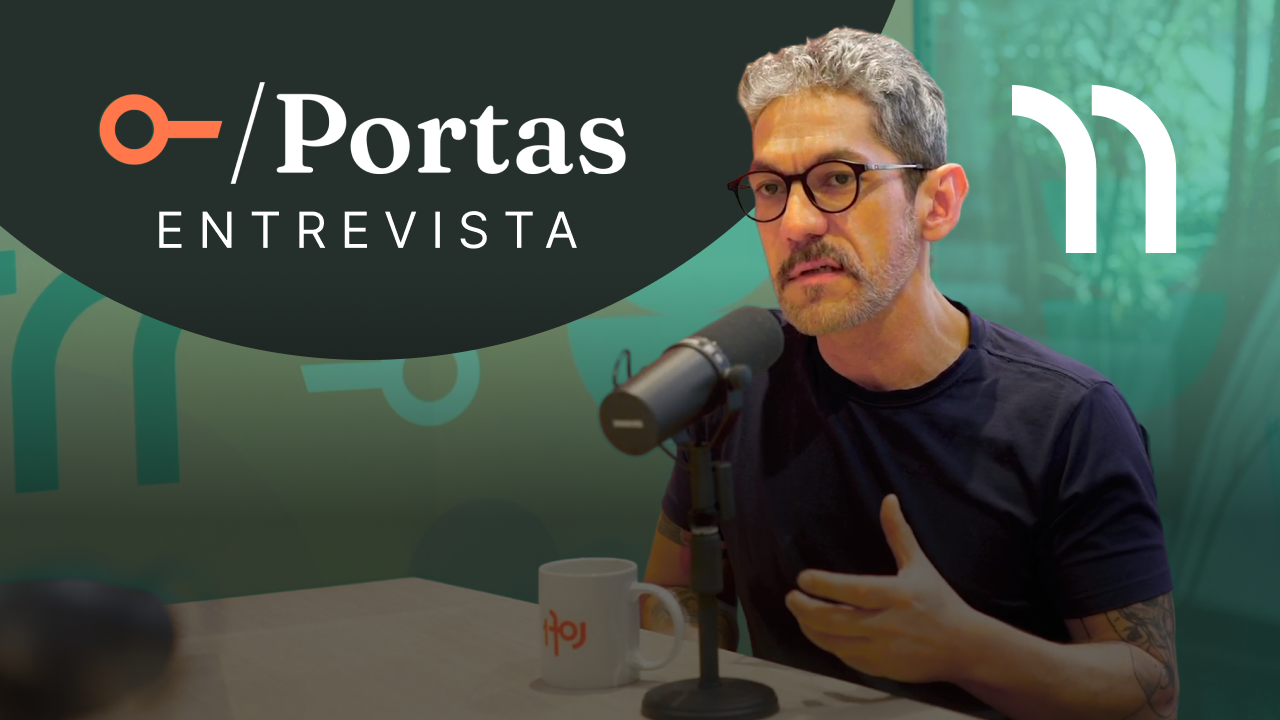 Daniel Claudino sendo entrevistado no podcast Portas Entrevista, falando sobre mercado imobiliário, Canadá e tendências do setor