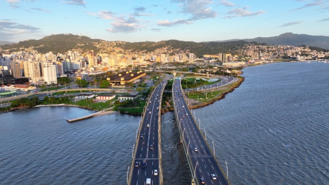 Vista aérea de Florianópolis, onde aluguéis disparam até 73% em 2025