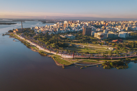 Vista aérea de Porto Alegre com destaque para os bairros Moinhos de Vento e Bela Vista, entre os mais valorizados da cidade em 2025
