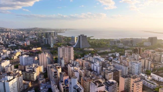 Vista aérea de bairros de Porto Alegre com variação de preços de aluguel em 2025