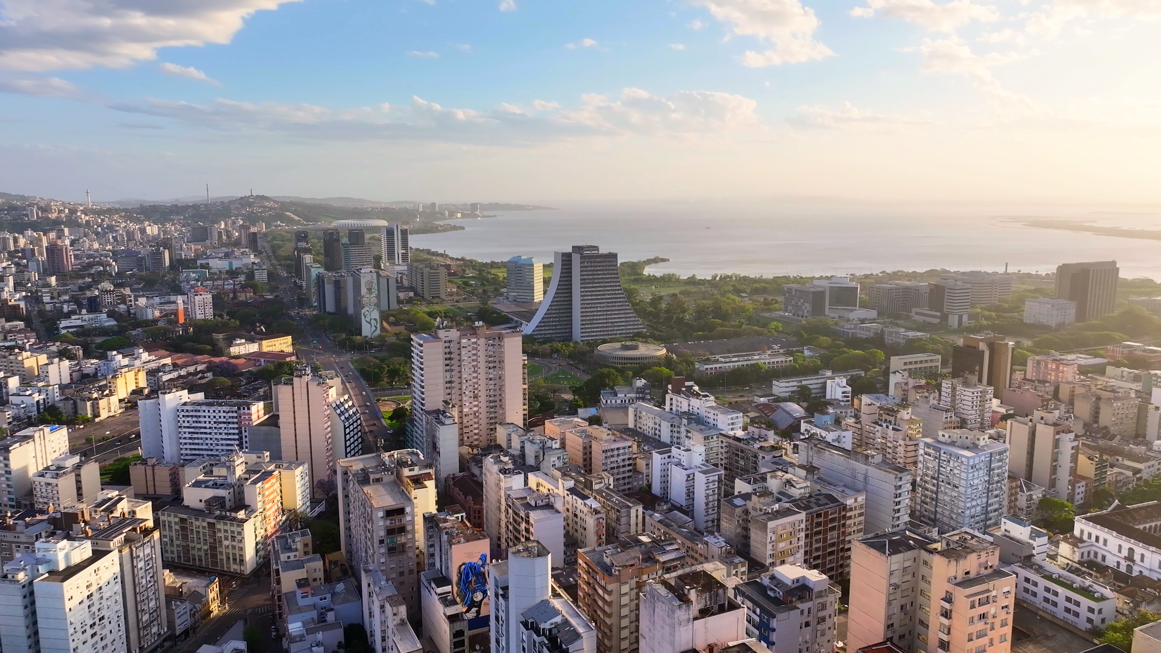Vista aérea de bairros de Porto Alegre com variação de preços de aluguel em 2025