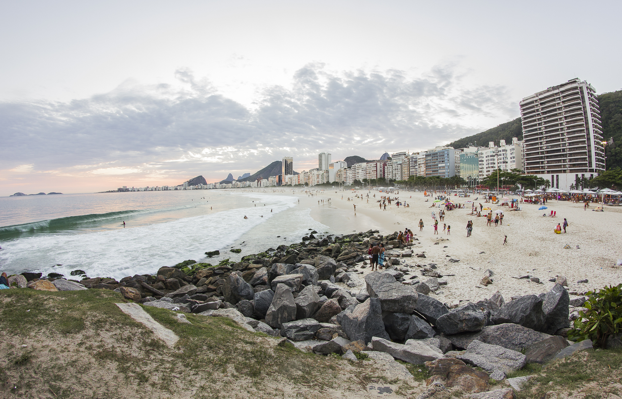 Vista aérea do Rio de Janeiro destacando bairros com aluguel mais caro e mais barato em 2025