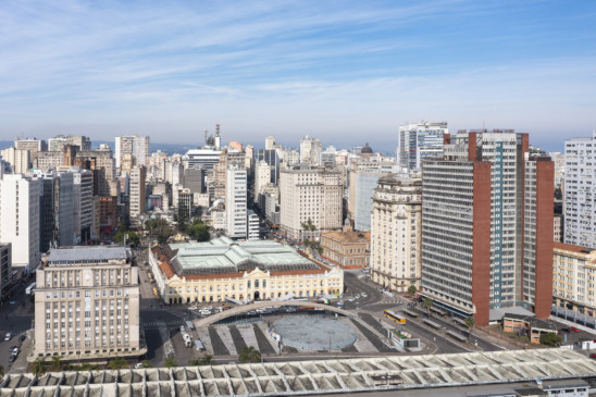 Foto de prédios em bairro nobre de Porto Alegre com destaque para taxas de condomínio