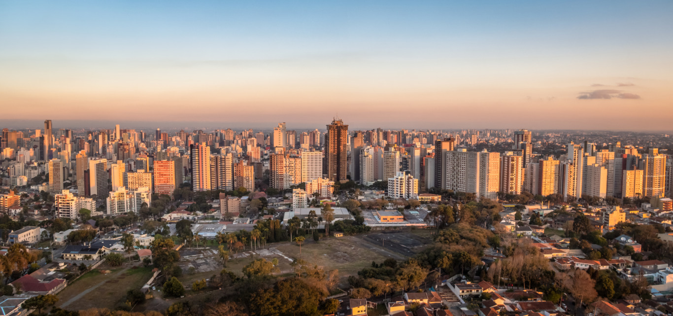 Vista aérea de condomínios no Batel, em Curitiba
