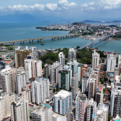 Prédios de alto padrão no bairro Agronômica em Florianópolis.