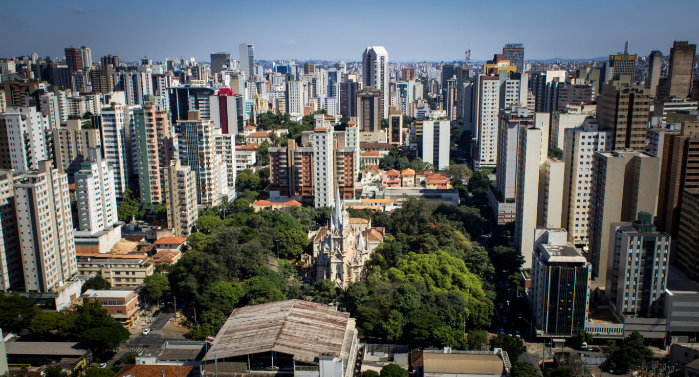 Vista aérea de Belo Horizonte com destaque para bairros residenciais e prédios da região central. Vista aérea de Belo Horizonte com destaque para bairros residenciais e prédios da região central.