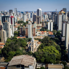 Vista aérea de Belo Horizonte com destaque para bairros residenciais e prédios da região central.