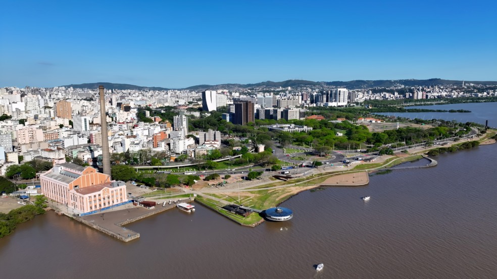 Vista aérea de Porto Alegre mostrando bairros residenciais e o Lago Guaíba ao fundo. Vista aérea de Porto Alegre mostrando bairros residenciais e o Lago Guaíba ao fundo.