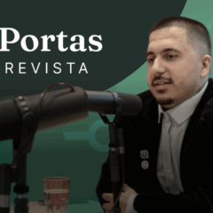 Ricardo Botelho fala ao microfone durante o Portas Entrevista, em episódio sobre gamificação e produtividade no mercado imobiliário.