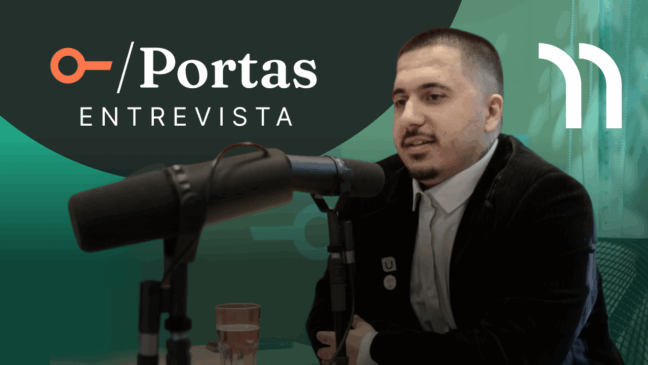 Ricardo Botelho fala ao microfone durante o Portas Entrevista, em episódio sobre gamificação e produtividade no mercado imobiliário.