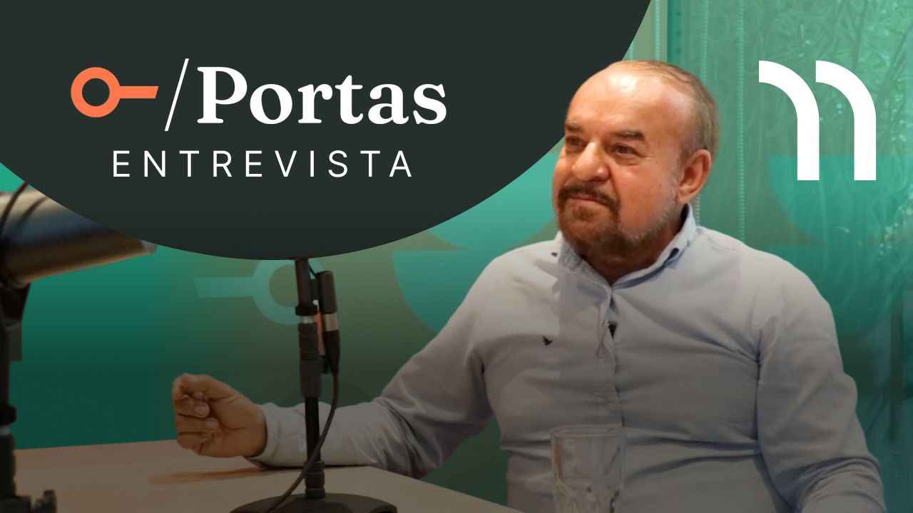 Edval Júnior, fundador da Utilbras Imóveis, durante entrevista no podcast Portas, falando sobre sua trajetória no mercado imobiliário.