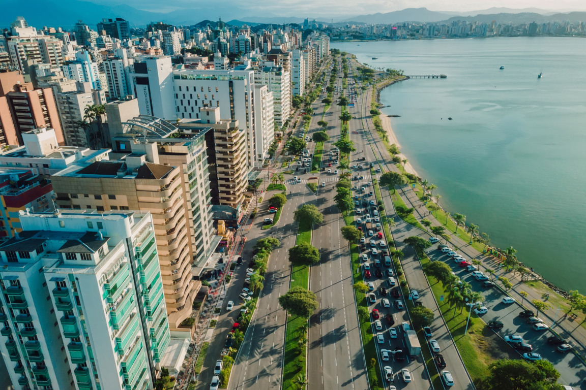 Vista aérea de Florianópolis com imóveis valorizados em 2025 Vista aérea de Florianópolis com imóveis valorizados em 2025