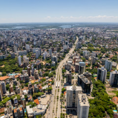 Vista de Porto Alegre, Rio Grande do Sul, com prédios residenciais — cenário do levantamento Loft/Offerwise sobre intenção de mudança de inquilinos em 2025