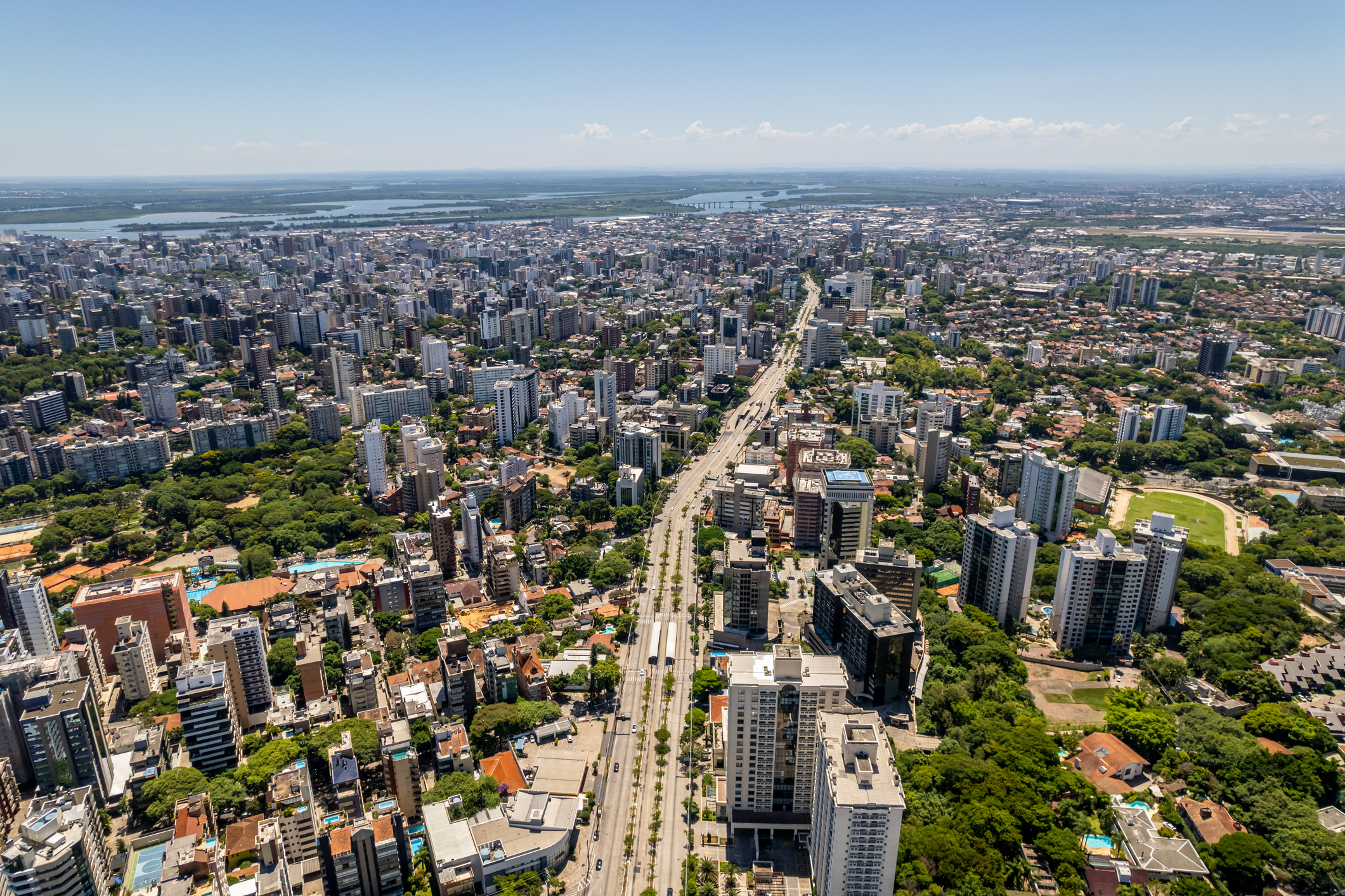 Vista de Porto Alegre, Rio Grande do Sul, com prédios residenciais — cenário do levantamento Loft/Offerwise sobre intenção de mudança de inquilinos em 2025