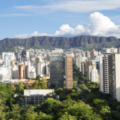 Vista aérea de Belo Horizonte, com prédios residenciais e a Serra do Curral ao fundo — destaque para o cenário urbano de Minas Gerais, tema da pesquisa sobre intenção de mudança de inquilinos em 2025