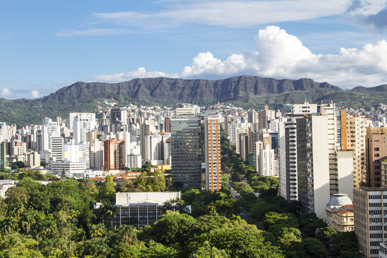 Vista aérea de Belo Horizonte, com prédios residenciais e a Serra do Curral ao fundo — destaque para o cenário urbano de Minas Gerais, tema da pesquisa sobre intenção de mudança de inquilinos em 2025