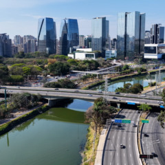 Vista aérea da cidade de São Paulo com destaque para o bairro Cidade Jardim.