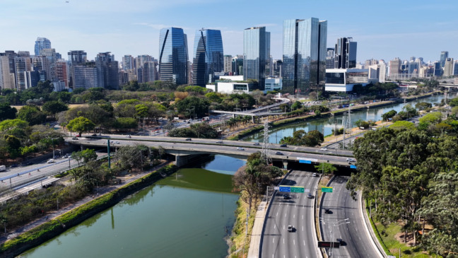 Vista aérea da cidade de São Paulo com destaque para o bairro Cidade Jardim.