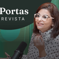 Raquel Queiroz no Portas Entrevista falando ao microfone durante o episódio sobre a reforma tributária, Parte 2.