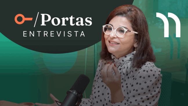 Raquel Queiroz no Portas Entrevista falando ao microfone durante o episódio sobre a reforma tributária, Parte 2.