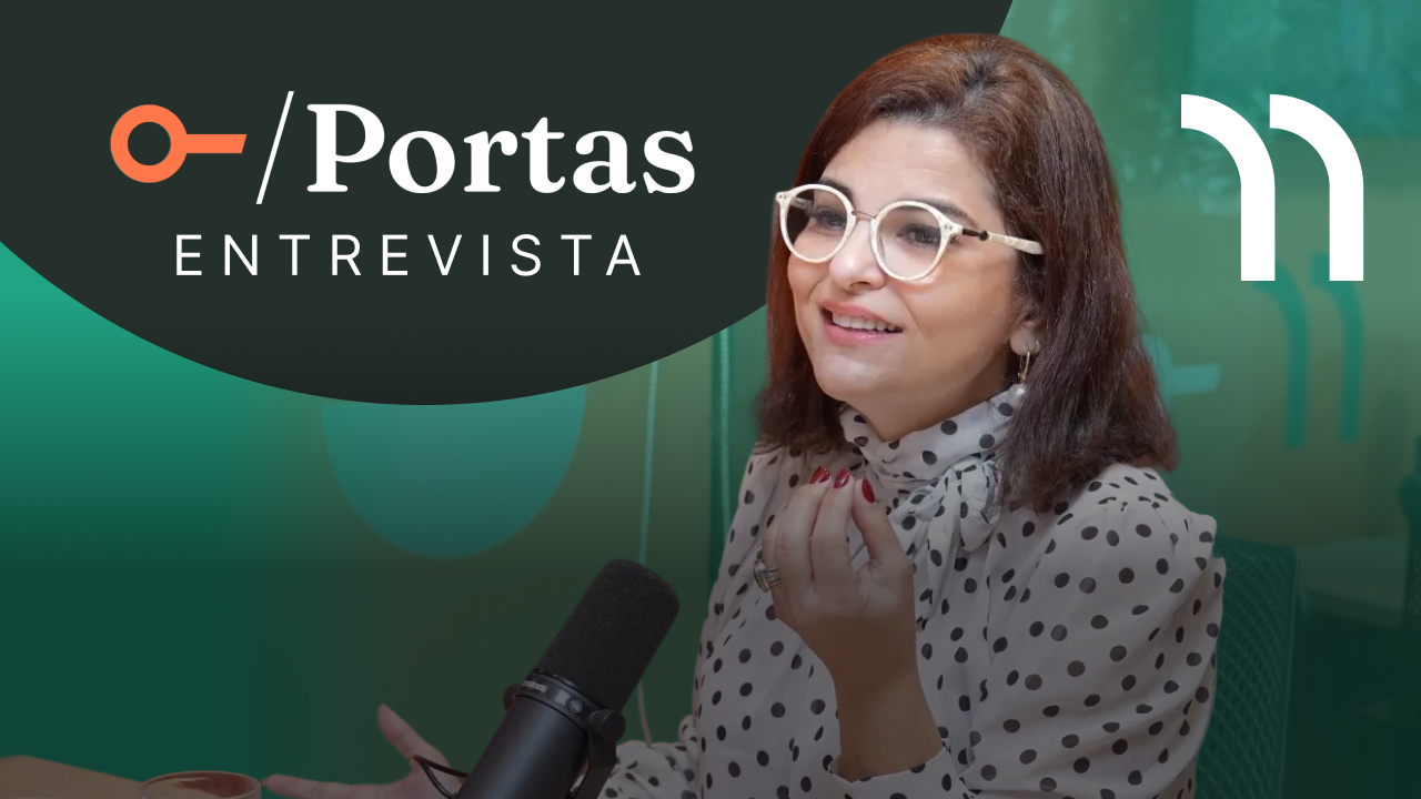 Raquel Queiroz no Portas Entrevista falando ao microfone durante o episódio sobre a reforma tributária, Parte 2.