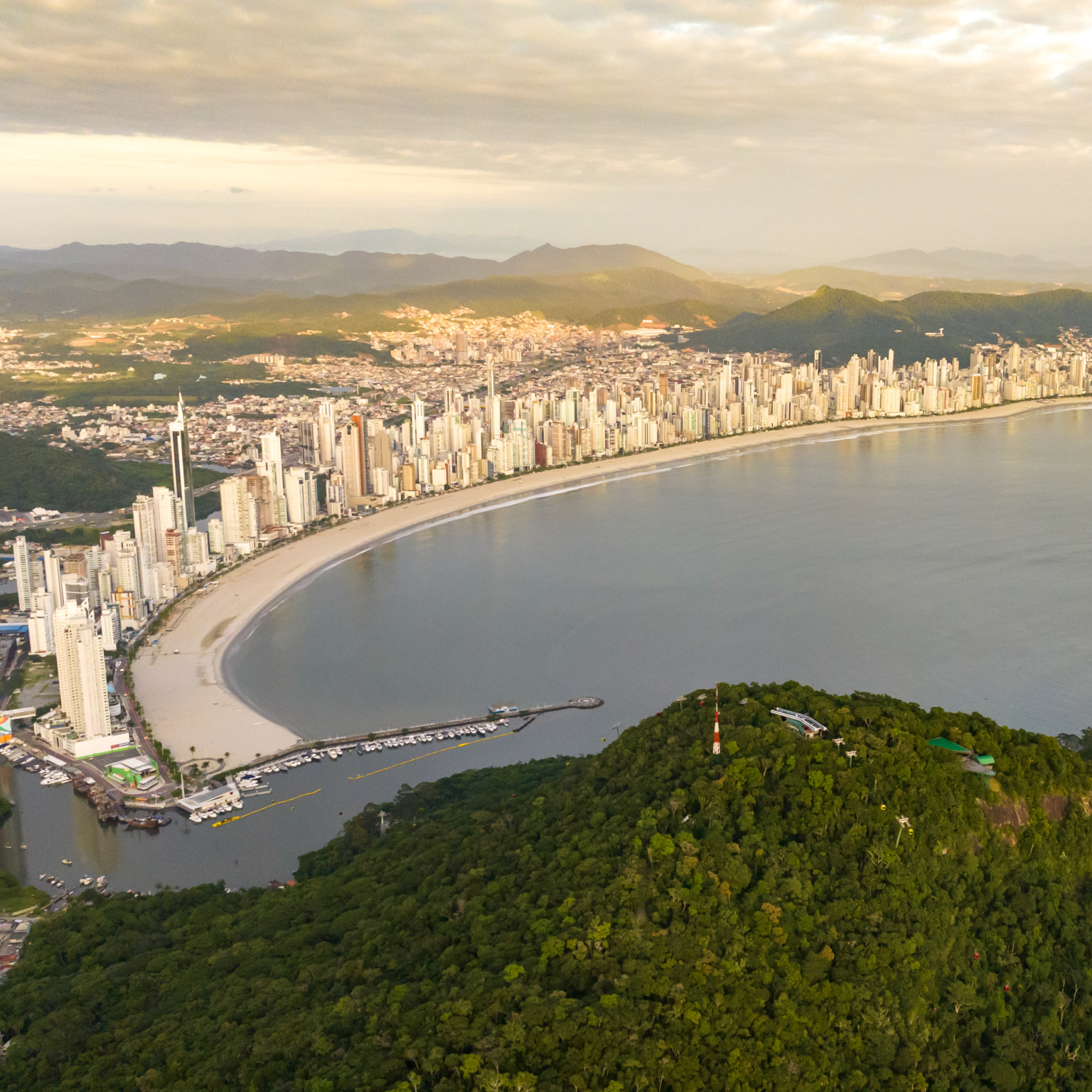 Praia de Taquaras e Praia de Laranjeiras em Balneário Camboriú Praia de Taquaras e Praia de Laranjeiras em Balneário Camboriú
