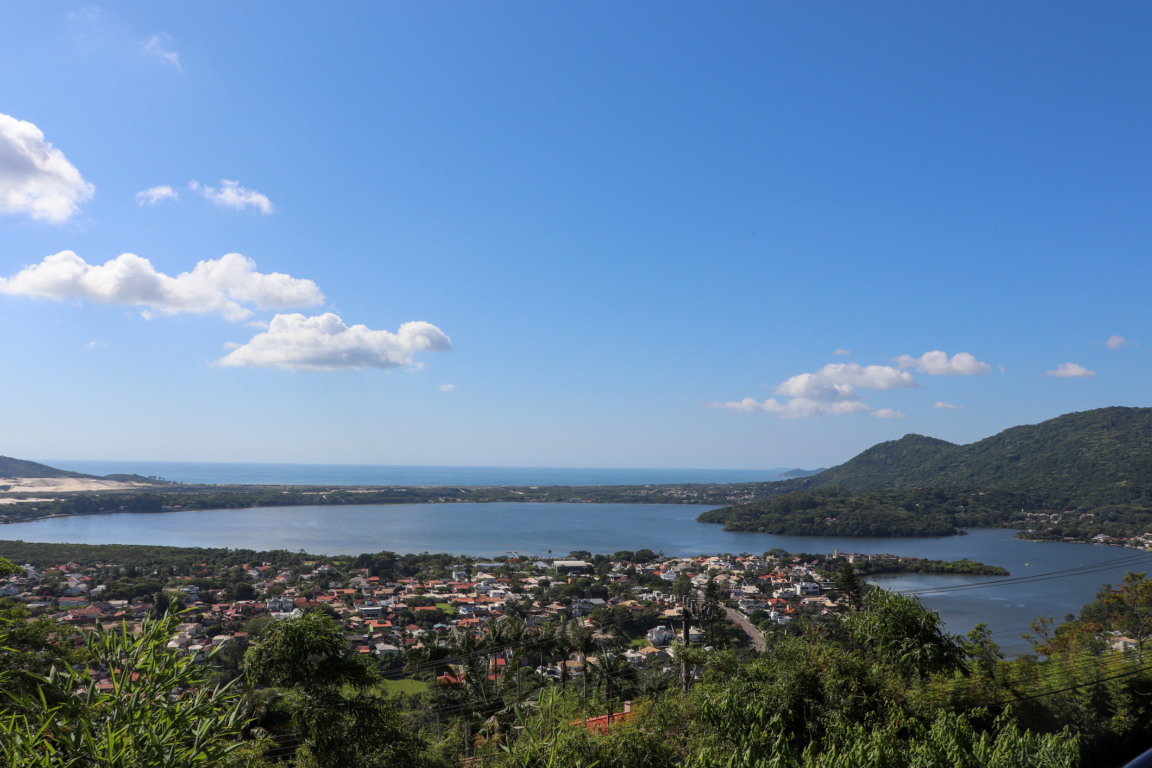 Vista aérea de Jurerê Internacional e Lagoa da Conceição, bairros de alto padrão em Florianópolis Vista aérea de Jurerê Internacional e Lagoa da Conceição, bairros de alto padrão em Florianópolis